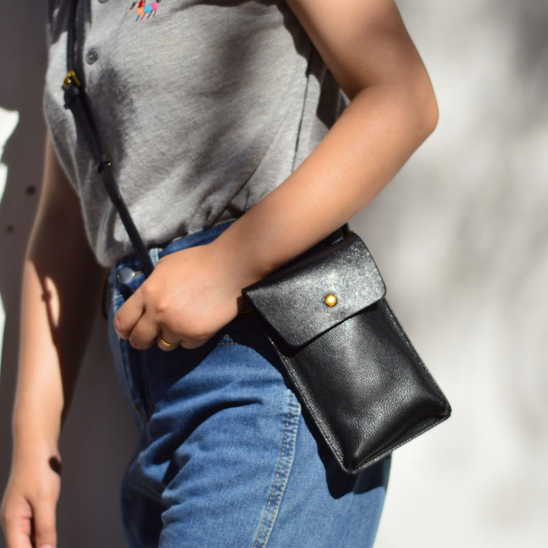 AETOO Mobile phone bag female  - Leatherwork Rivets recension och pris
